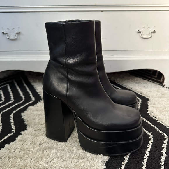 Steve Madden Shoes - Steve Madden Cobra boots